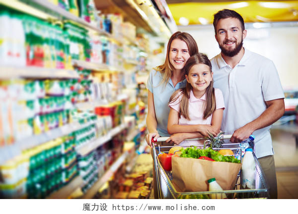 在超市购物的快乐家庭幸福一家人幸福家庭幸福的人